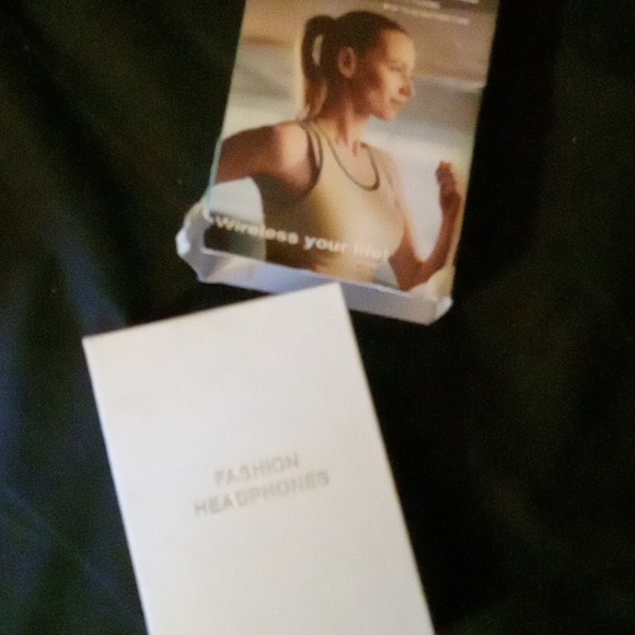 Kingcentron wireless Bluetooth ear buds NewInBox. - Picture 4 of 7